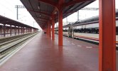 Example from a station in Madrid, Spain(Symbolic mid-platform fencing (plastic chain)